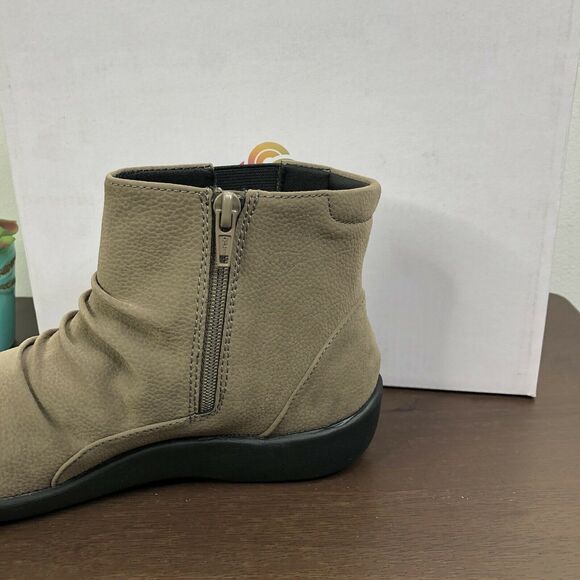 NEW Clarks Cloudsteppers Sillian Rima Ankle Boots Women's Size 6W, Sage - Picture 3 of 5